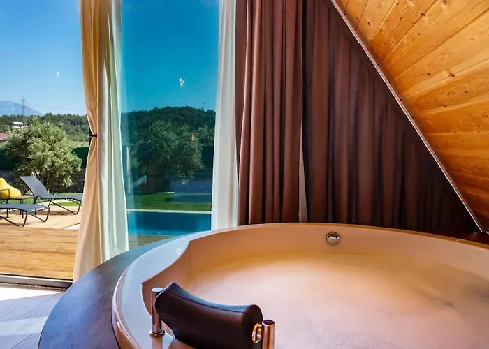 Zeytin Havuzlu Jakuzili Villa Fethiye